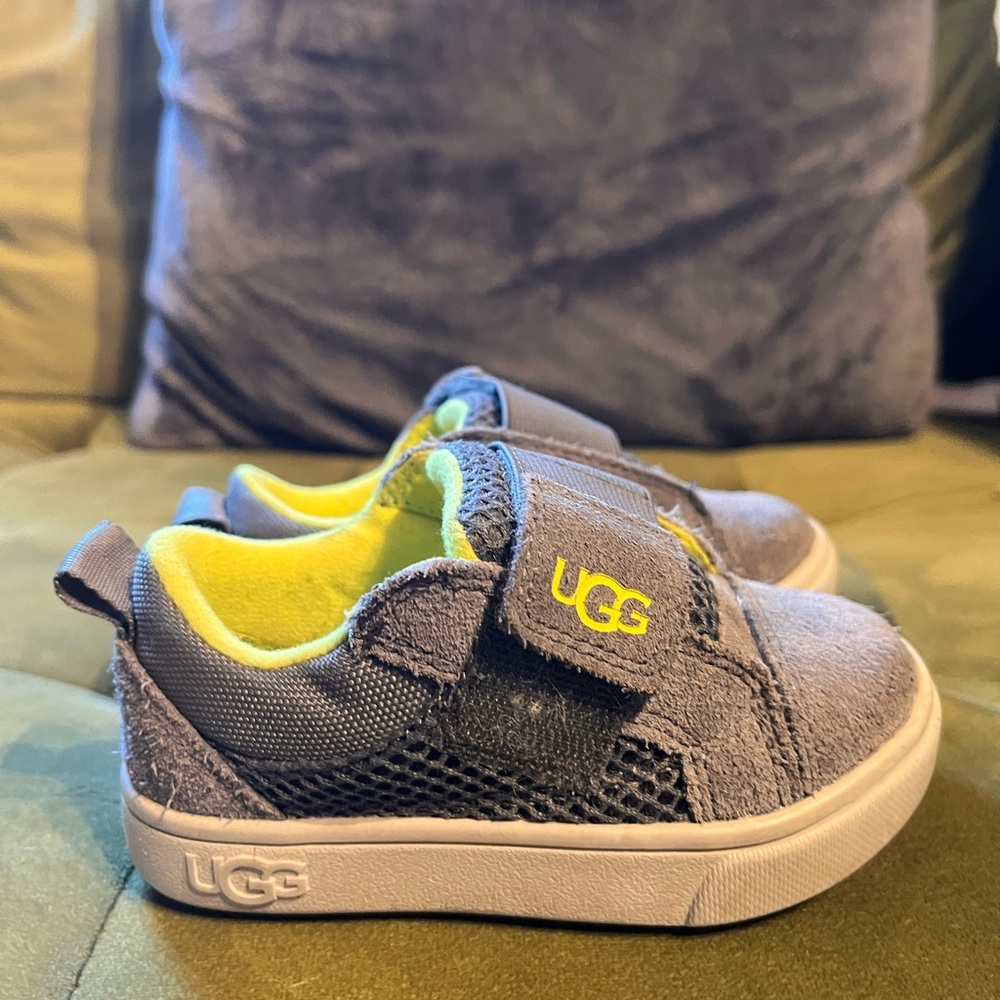Uggs shoes toddler size 6